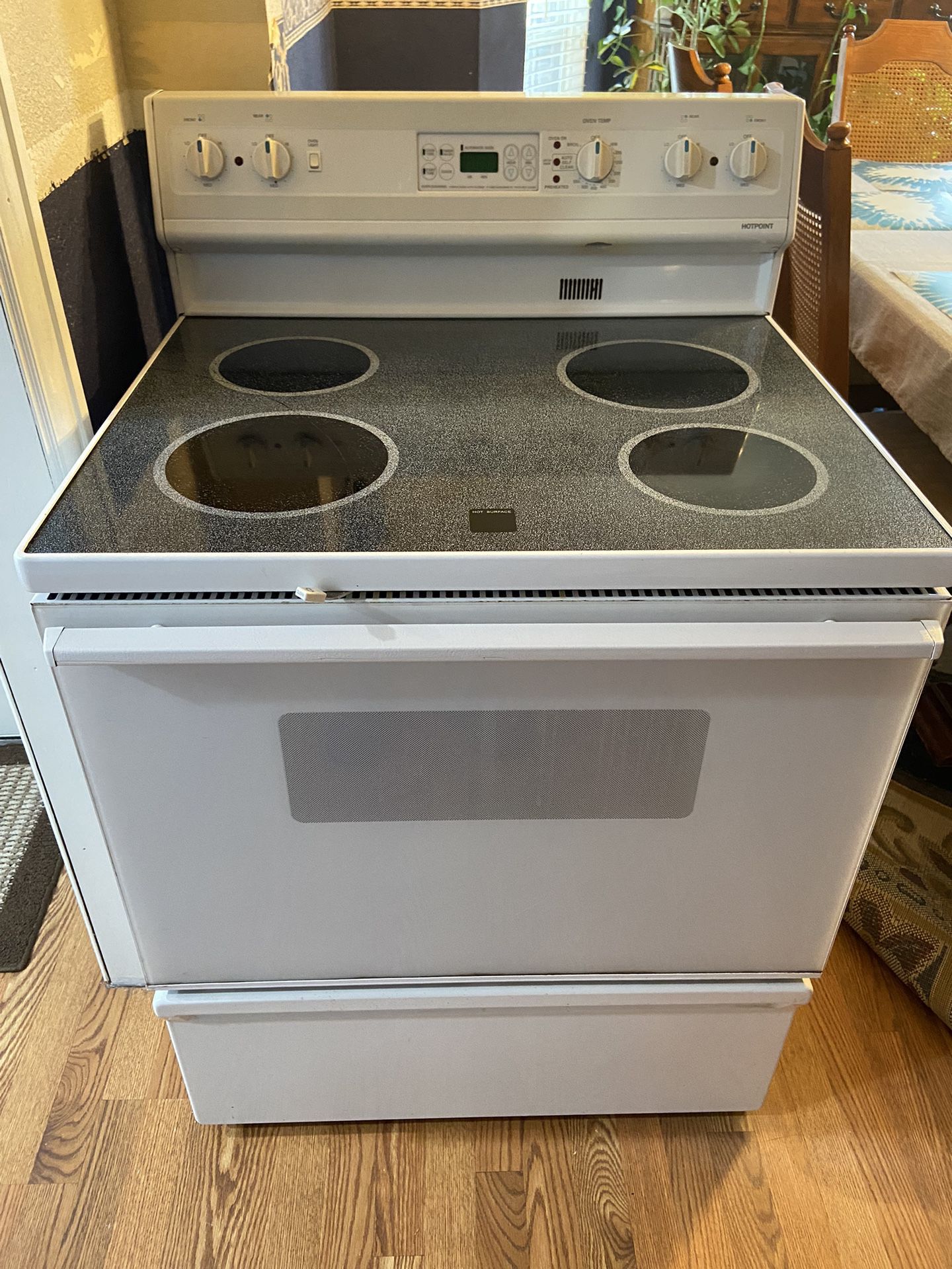ELECTRIC HOTPOINT STOVE