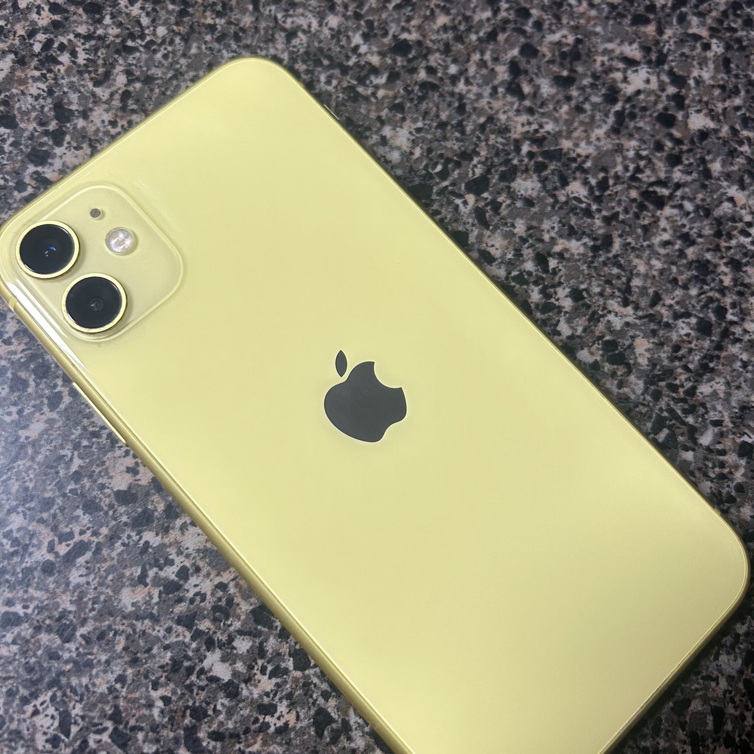 Unlocked IPhone 11 - Yellow 128 GB