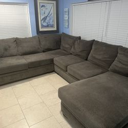 Grey Sectional With chaise And Storage Ottoman 