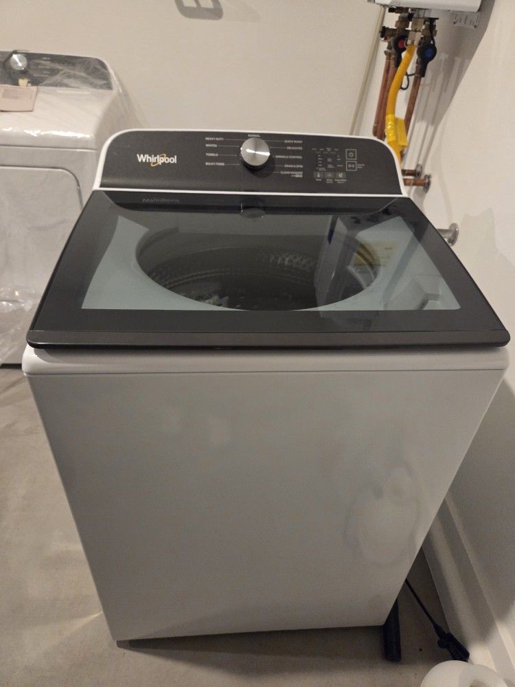 NEW Whirlpool Washer and GAS Dryer Set