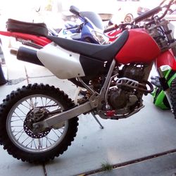 HONDA XR DIRT BIKE Red and White 400 
