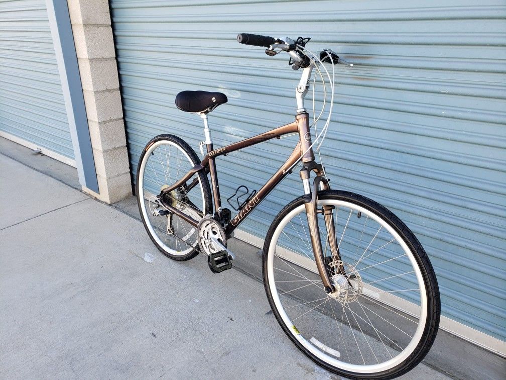 GIANT HYBRID BIKE 21 SPEEDS TIRE 700C SIZE L