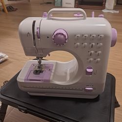 Mini electric sewing machine