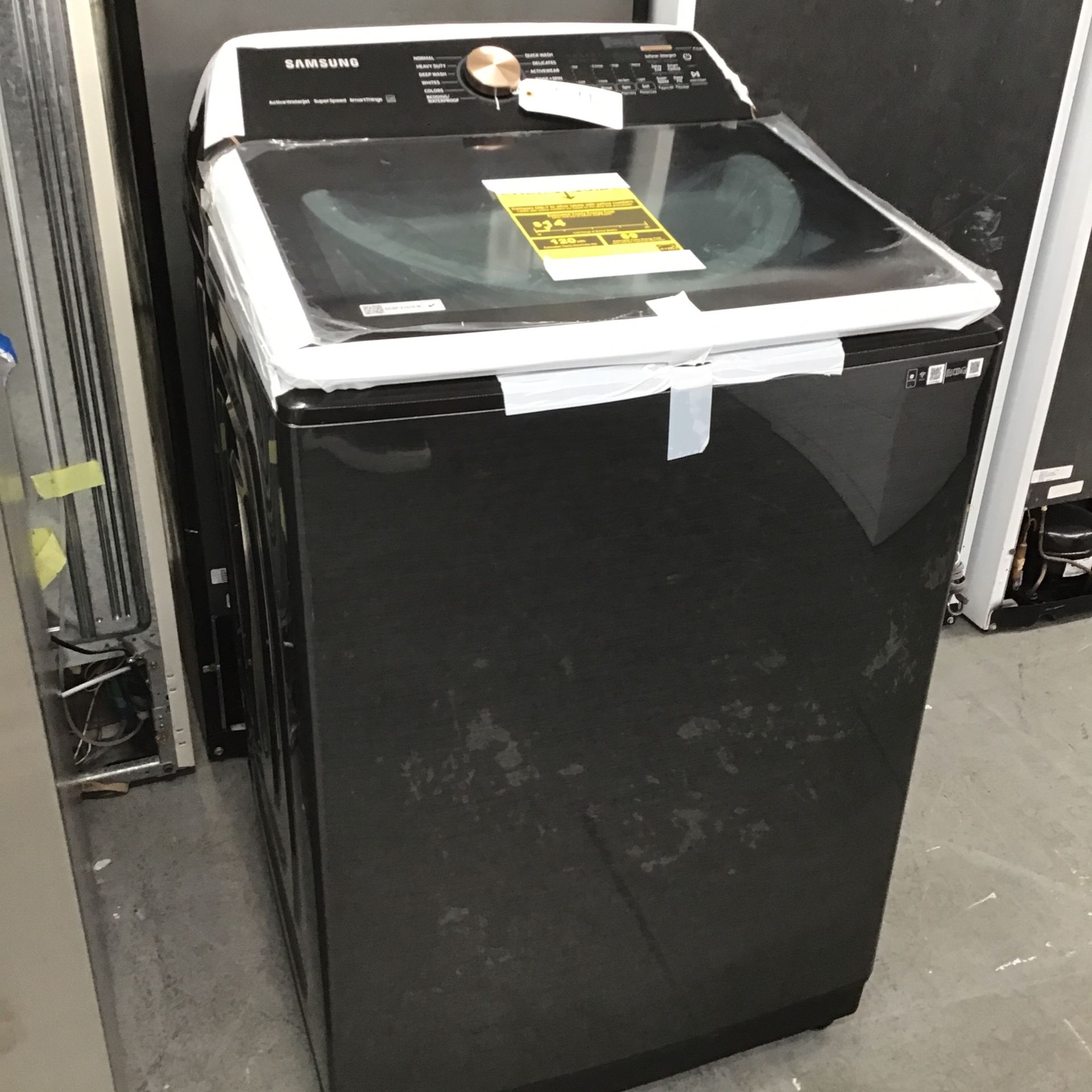 New Scratch And Dent Samsung Washer. 1 year Warranty