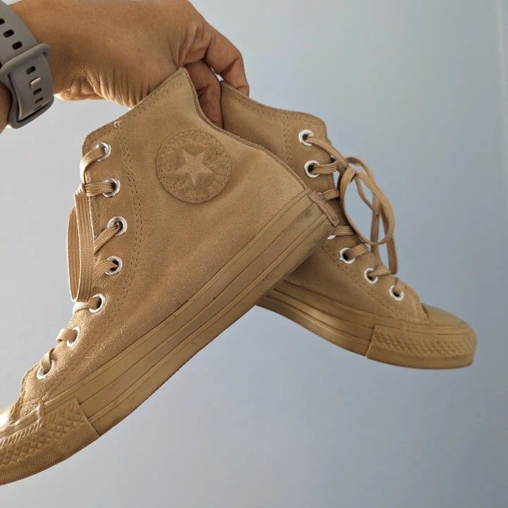 Women's Chuck Taylor All Star Converse Counter Climate Water Repellent
Super soft suede tan high tops
Size 5
