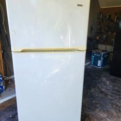 REFRIGERATOR ( FREE LOCAL DELIVERY )