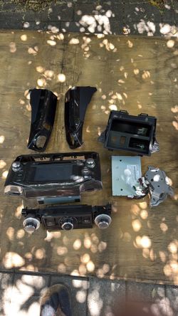 2019 4Runner head unit/hvac and center console plastic/bolts