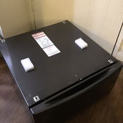 Laundry Pedestal Great Condition
