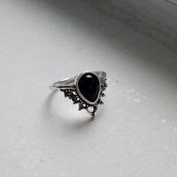 LADIES NEW SIZE 8 BLACK ONYX  FASHION SILVER PEAR CHEVRON RING