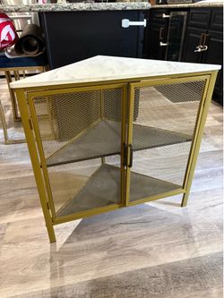Corner table