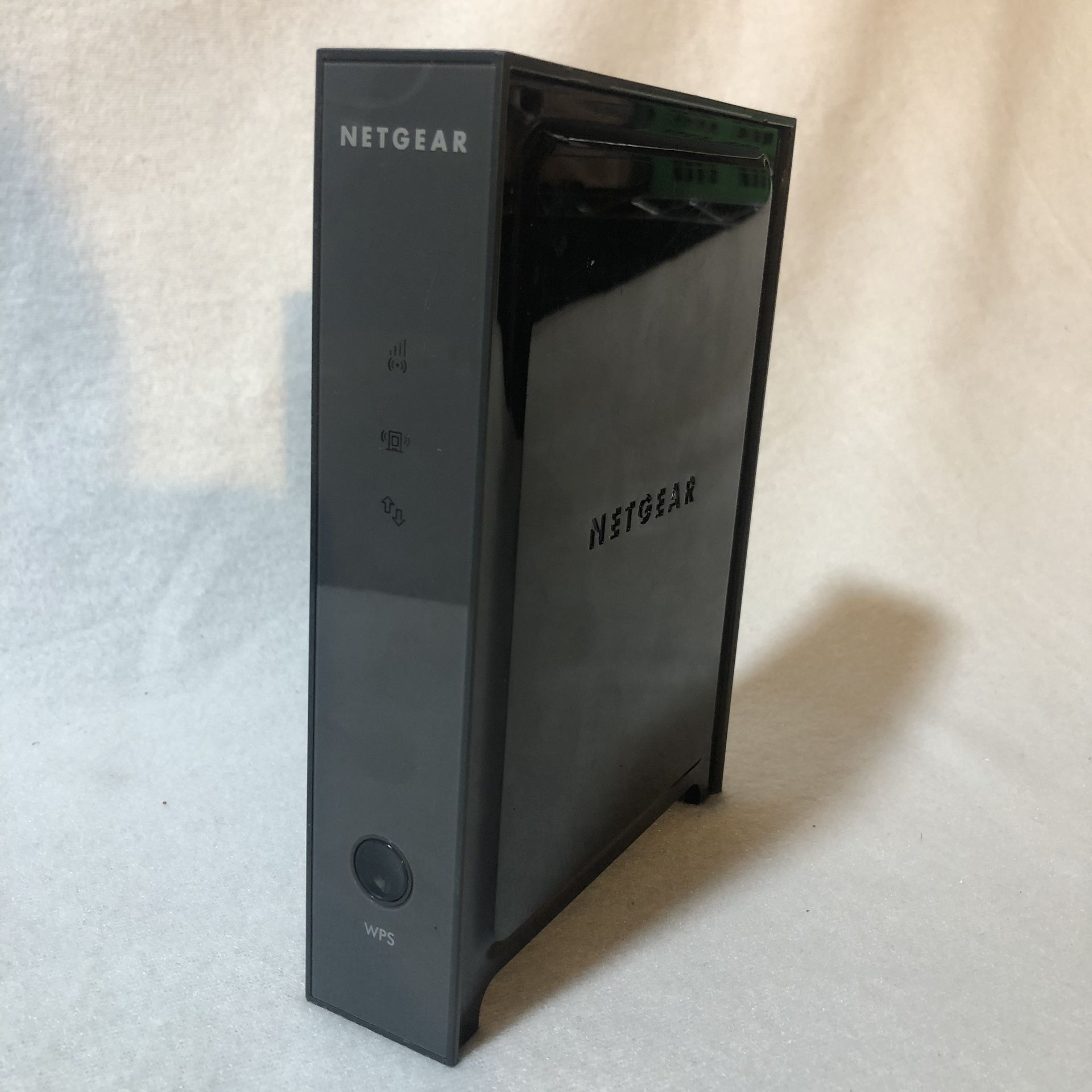 NETGEAR WN2000RPT Universal Wi-Fi Range Extender 4-port Ethernet Switch Black