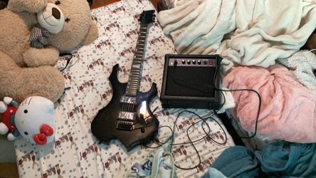 Electric guitar bought it for 500$ selling for 250 or 300