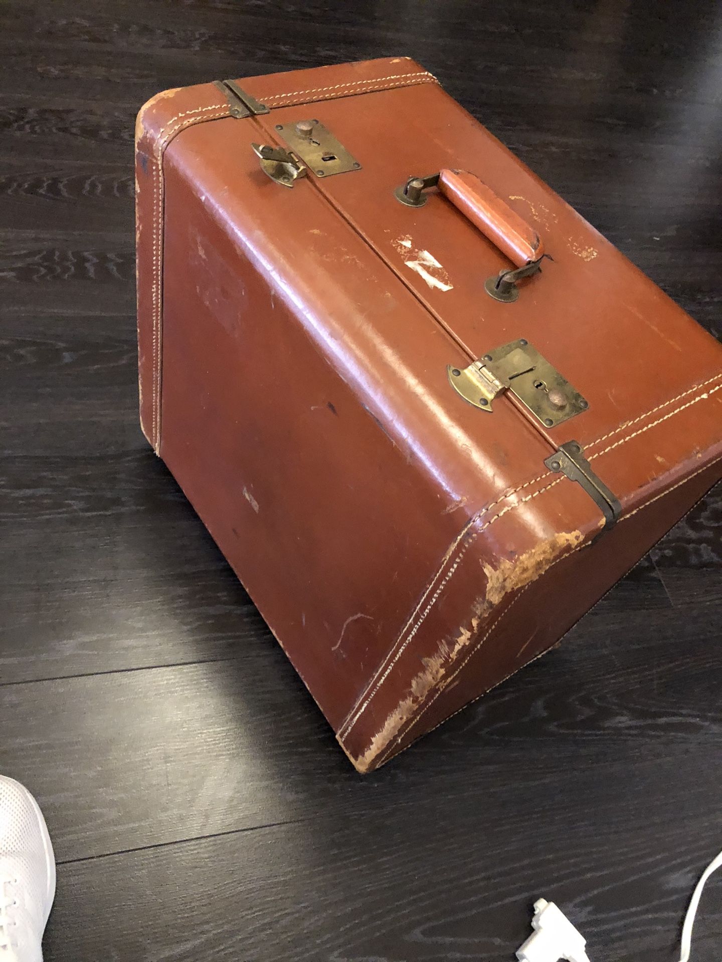 Antique vintage leather luggage original and very old ,down town miami area 33128 , $50 , 18x10x18in Collectibles & Art