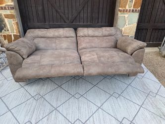 Very comfy double Electric recliner / retail $1400 sell for $400