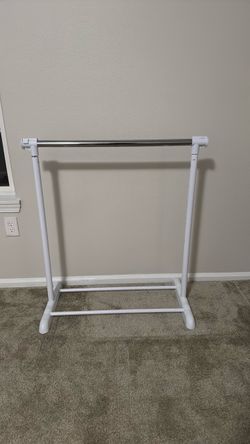 Adjustable clothes rack hanger