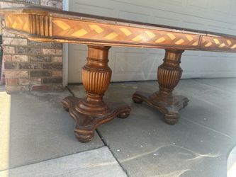 Dinner table w/ chairs