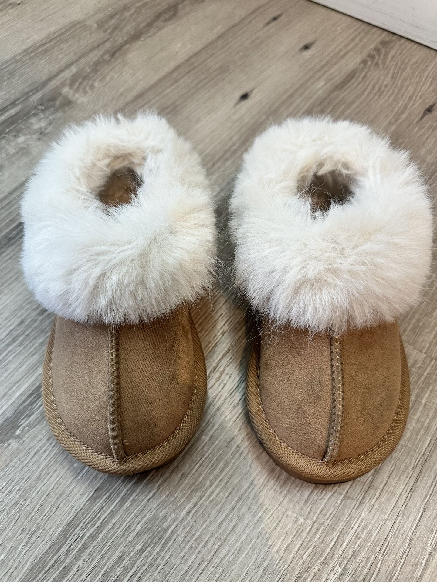 Toddler Brown Slipper Shoes! (Size 8 Toddler)