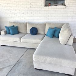 Room to go sectional Couch brand new condition super clean and comfy