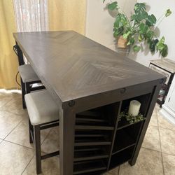 Breakfast Table With 4 Stools