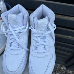 NIKE MID BOOT TENNIS SHOES - Size 7.5 - Like New 65$ Firmed price 