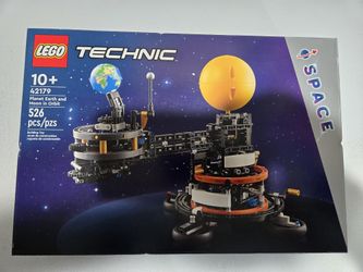 NEW LEGO TECHNIC PLANET EARTH AND MOON IN ORBIT 42179