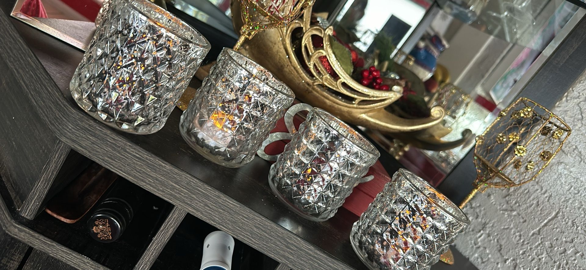 4 pcs clear crystal candles with small light battery. $3 each.