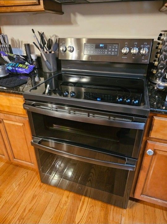 GE PROFILE SET: STOVE AND MICROWAVE