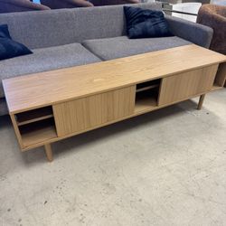 Beautiful oak TV stand with sliding doors - Excellent Condition 