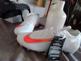 Nike unisex cleats formfitted