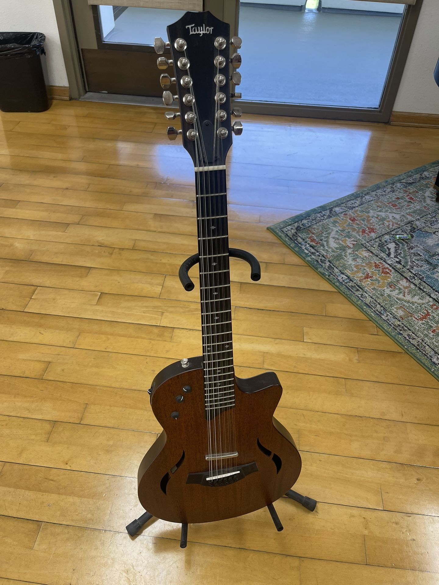Taylor T5z Classic Mahogany Electric Acoustic Barely Used