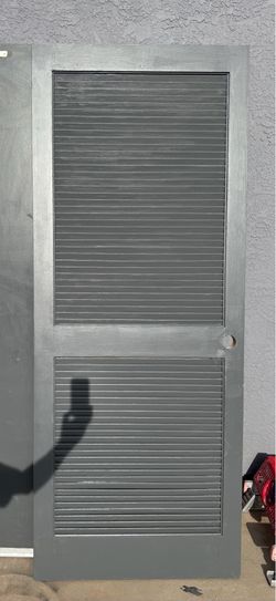 32” Louvered Door