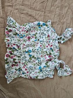 Brand new sleeveless  white flower blouse in great conditions