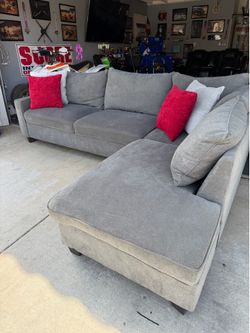 Amazing condition gray Ashley’s sectional couch !!