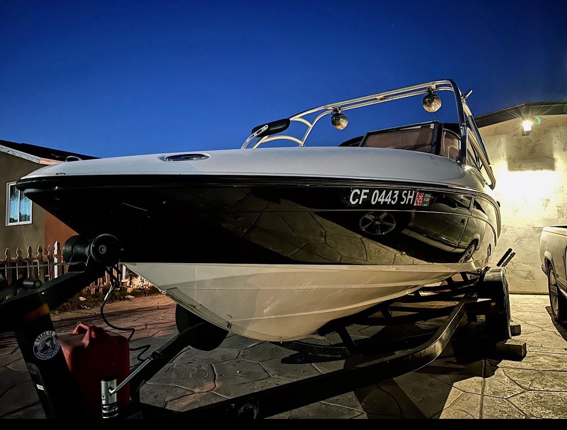 Yamaha jet boat