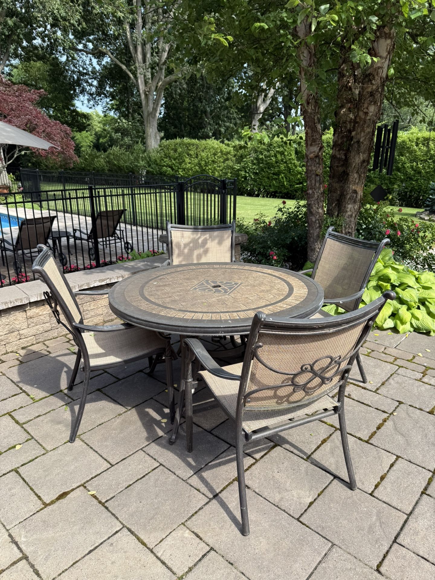 48” Outdoor Table and 4 Sling Back Chairs