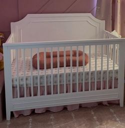 Da Vinci Chloe Regency Crib W/ Waterproof Mattress