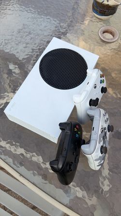 Xbox series s With 3 controllers