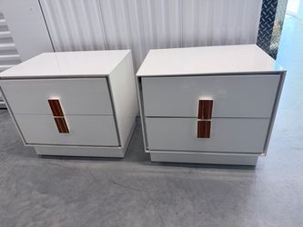 Pair of White Nightstands - Pareja de mesas de noche blancas