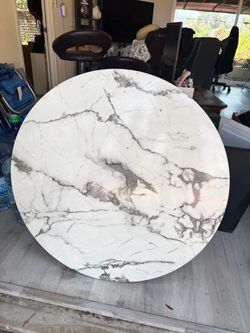 Round faux marble coffee table / low table with a white and gray marble-look top.