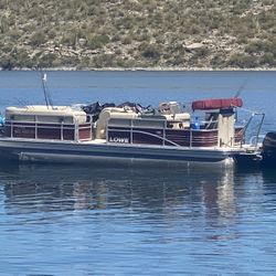 2015 Lowe SF232 Pontoon Boat