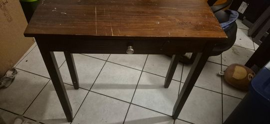 Small lamp table