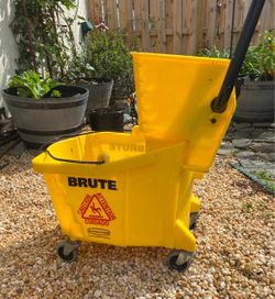 Commercial 32 Quart Mop Bucket & Wringer and wet mop refills