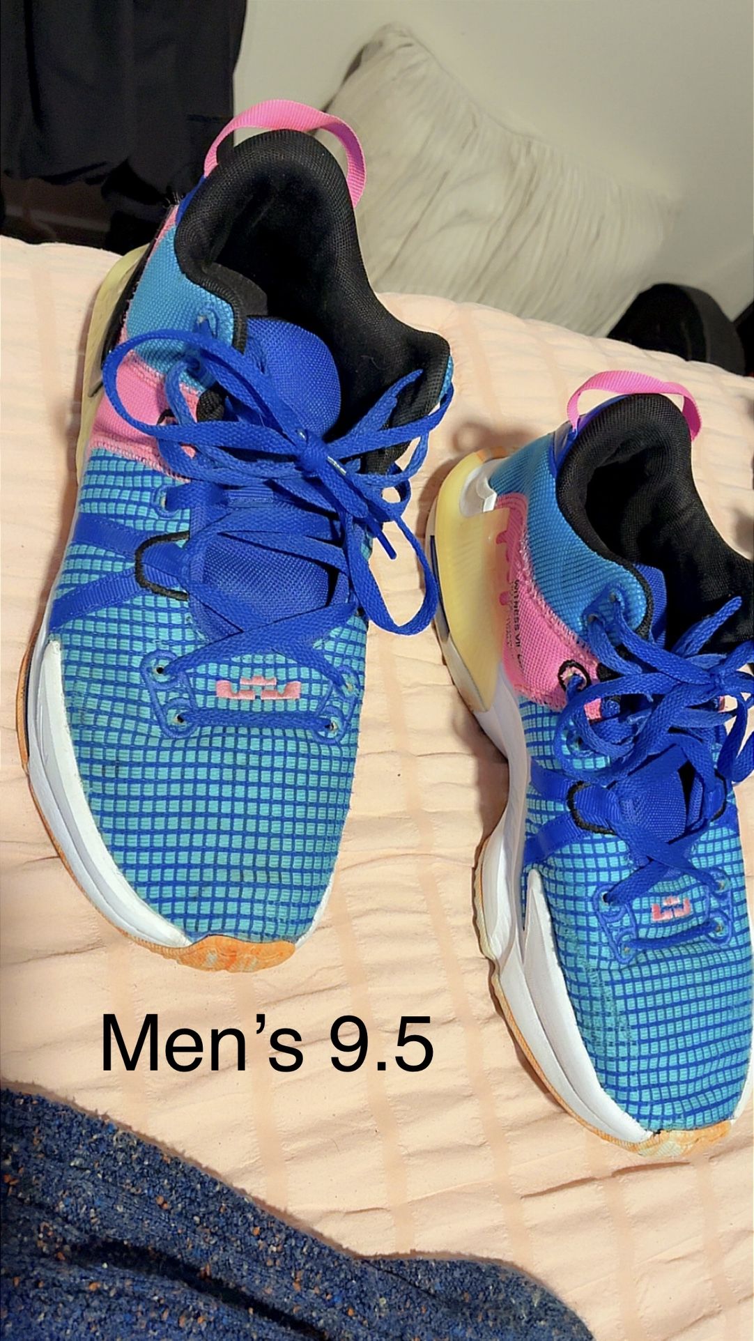 Nike LeBron Witness 7 Basketball shoes