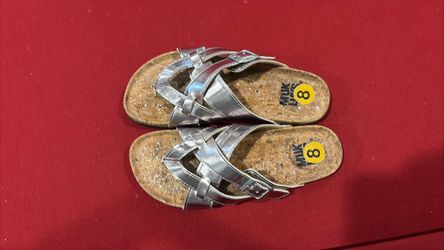 Muk Luks Silver Sandals Size 8 Women’s