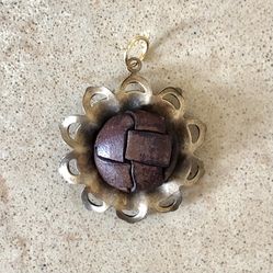 🟤 Cute pendant reworked from a vintage gold tone flower setting and a brown button