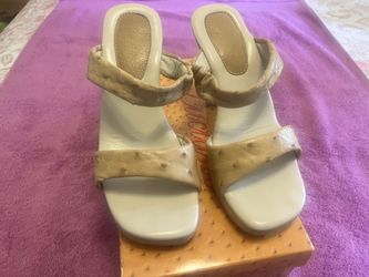 heels Khaki color