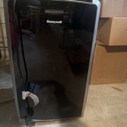 Honeywell 14,000 BTU Portable Air Conditioner With Multi Feature