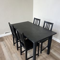 Dining Table With 4 Chairs.