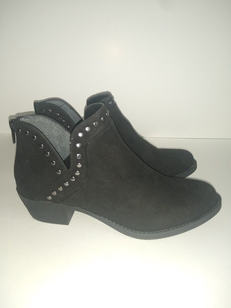 Carlos by Carlos Santana Bailey Bootie Black 7M
100% Synthetic
Imported
Synthetic sole
Shaft measures approximately ankle-high from arch
1.5 in
