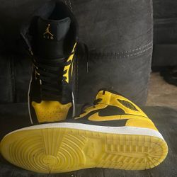 Black And Yellow Jordan 1 Se (mid)